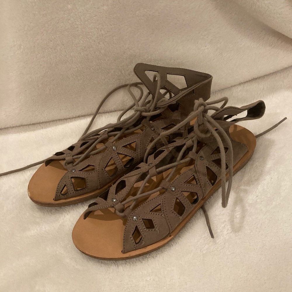 Mossimo Tan Sandals with lace up strings